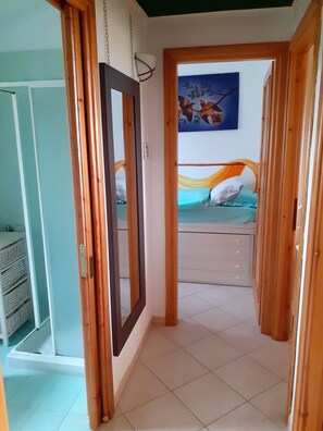 2 chambres, fer et planche à repasser, literie fournie