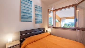 2 bedrooms, iron/ironing board, bed sheets