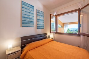 2 bedrooms, iron/ironing board, bed sheets