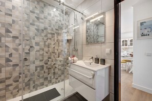 Shower, hair dryer, towels