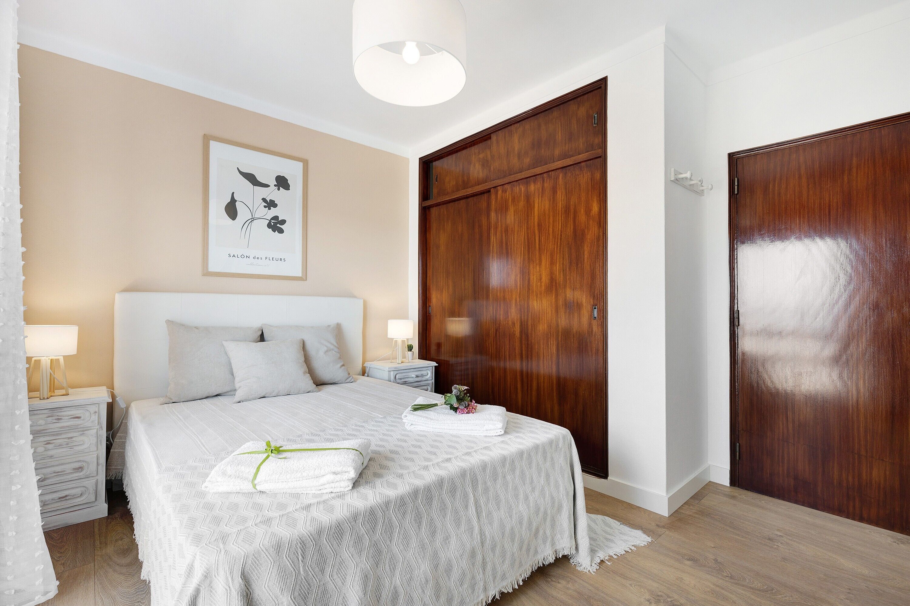 1 habitación, tabla de planchar con plancha, wifi gratis y ropa de cama 