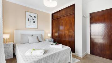1 habitación, tabla de planchar con plancha, wifi gratis y ropa de cama