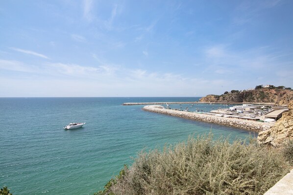 Beach nearby - Holiday Home 'Limoeiro' with Private Terrace and Wi-Fi (Albufeira)