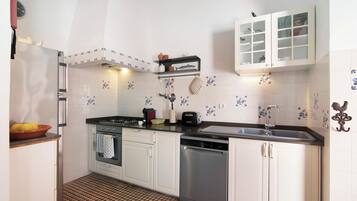 Fridge, oven, stovetop, coffee/tea maker