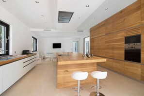 Jääkaappi, mikroaaltouuni, uuni, liesi