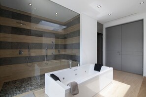 Bathtub, hair dryer, towels - Villa 'Areeiro' with Private Pool, Wi-Fi and Air Conditioning (Loulé)
