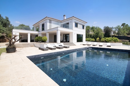 Pool. Villa 'Areeiro' with Private Pool, Wi-Fi and Air Conditioning