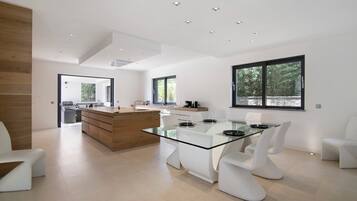 Køleskab, mikrobølgeovn, ovn, kogeplade