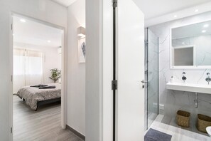 Shower, towels - Apartment 'Acácia' with Private Terrace, Wi-Fi and Air Conditioning (Vale do Lobo)