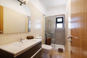 Badewanne, Haartrockner, Handtücher