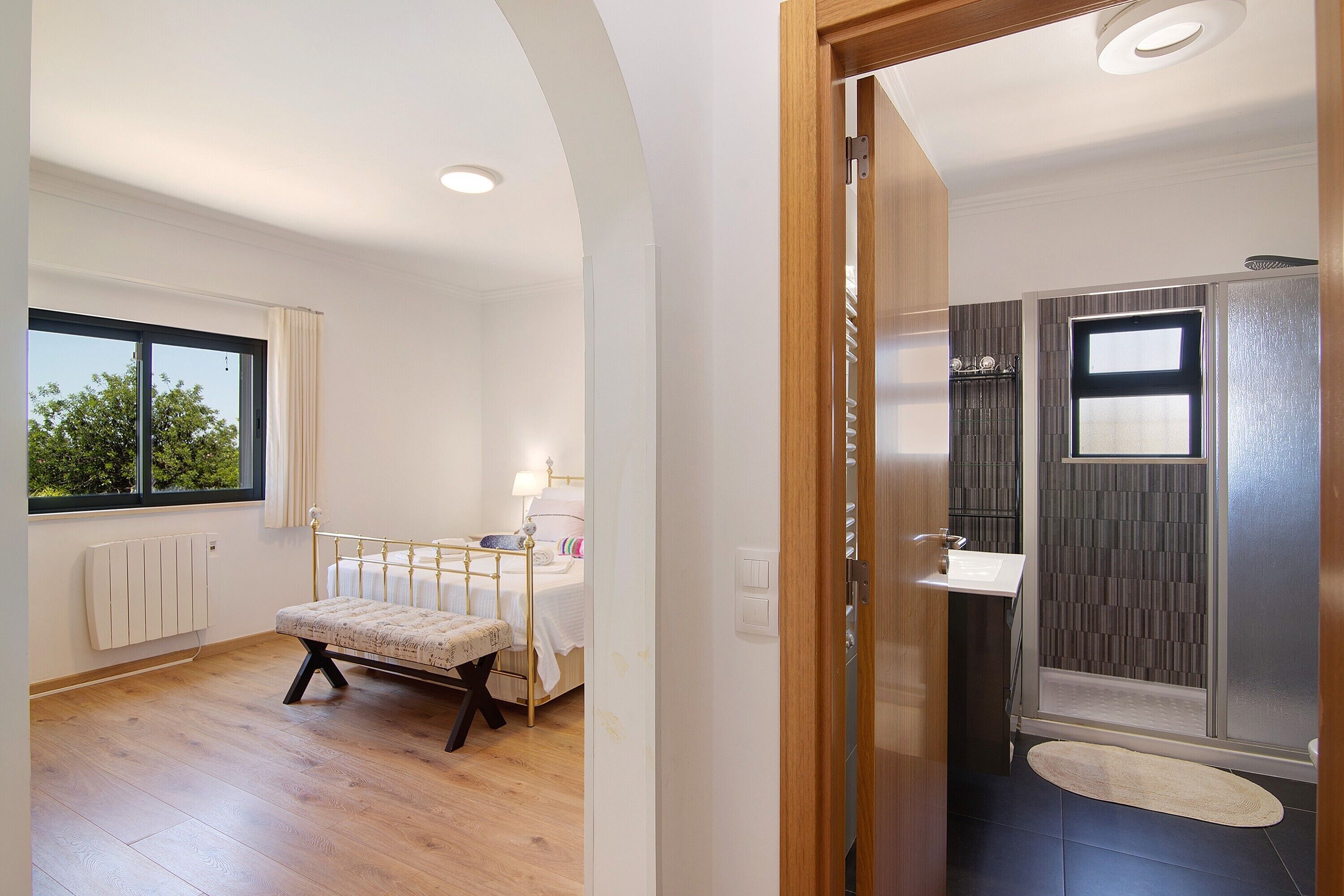 4 makuuhuonetta, silitysrauta/-lauta, ilmainen Wi-Fi, vuodevaatteet