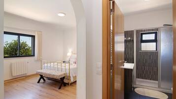 4 makuuhuonetta, silitysrauta/-lauta, ilmainen Wi-Fi, vuodevaatteet