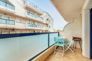 Outdoor dining - Holiday Apartment "En El Cabo Roig" with Shared Pool, Private Balcony & Wi-Fi (Orihuela)