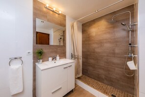 Douche, sèche-cheveux, serviettes fournies