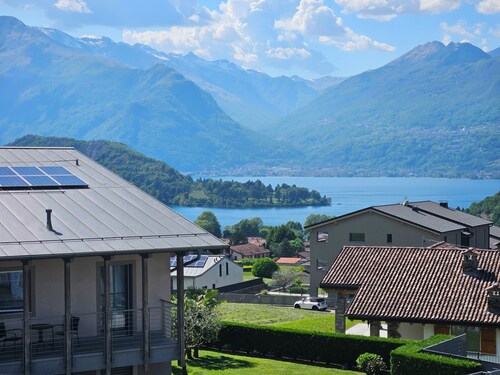 Exclusive single detached house with private pool, beautiful lake view.