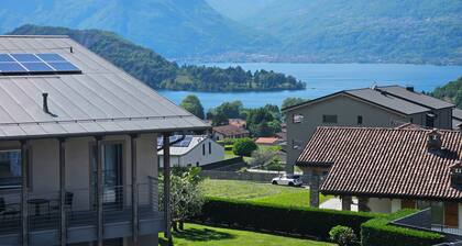 Exclusive single detached house with private pool, beautiful lake view.