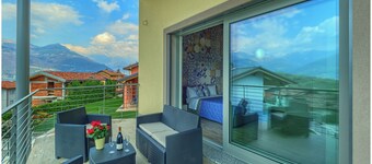 Exclusive single detached house with private pool, beautiful lake view.