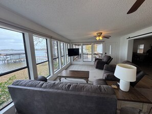 智能電視、DVD 播放機、足球機、乒乓球設施