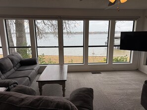 智能電視、DVD 播放機、足球機、乒乓球設施