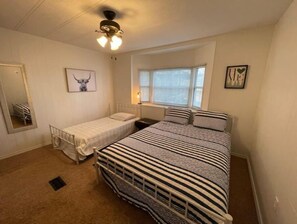 2 Schlafzimmer, Schreibtisch, Bügeleisen/Bügelbrett, Reisekinderbett