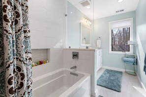 Shower, jetted tub, hair dryer, towels