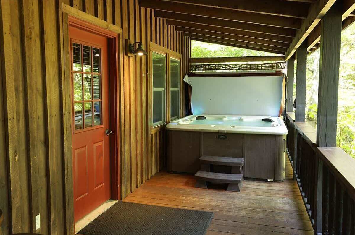 Outdoor spa tub