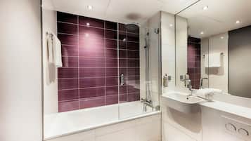 标准四人房 | 浴室 | 免费洗浴用品