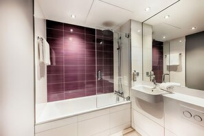 標準四人房 | 浴室 | 免費梳洗用品