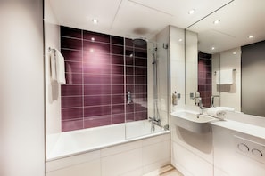 Standard Quadruple Room | Bathroom | Free toiletries