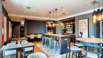 Tägliches Frühstücksbuffet (17.9 EUR pro Person)