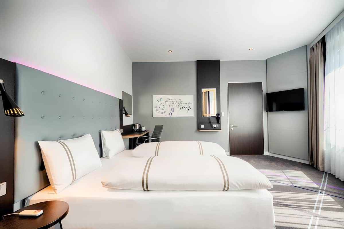Twin Room, Roll-in Shower