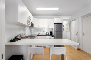 Frigorífico, microondas, horno y placa de cocina