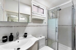 Shower, hair dryer, towels - Vacation Home "Los Geranios 404" with Sea View, Shared Pool & Wi-Fi (COSTA ADEJE)