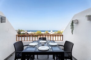 Outdoor dining - Vacation Home "Los Geranios 404" with Sea View, Shared Pool & Wi-Fi (COSTA ADEJE)