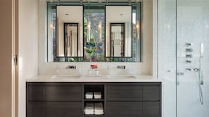 Bathtub, towels