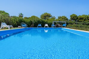 A clear blue pool with lounge chairs and a covered area. - Villa 'Melus Maris' with Sea View, Pool, Garden, Terrace & Wi-Fi (Siracusa)