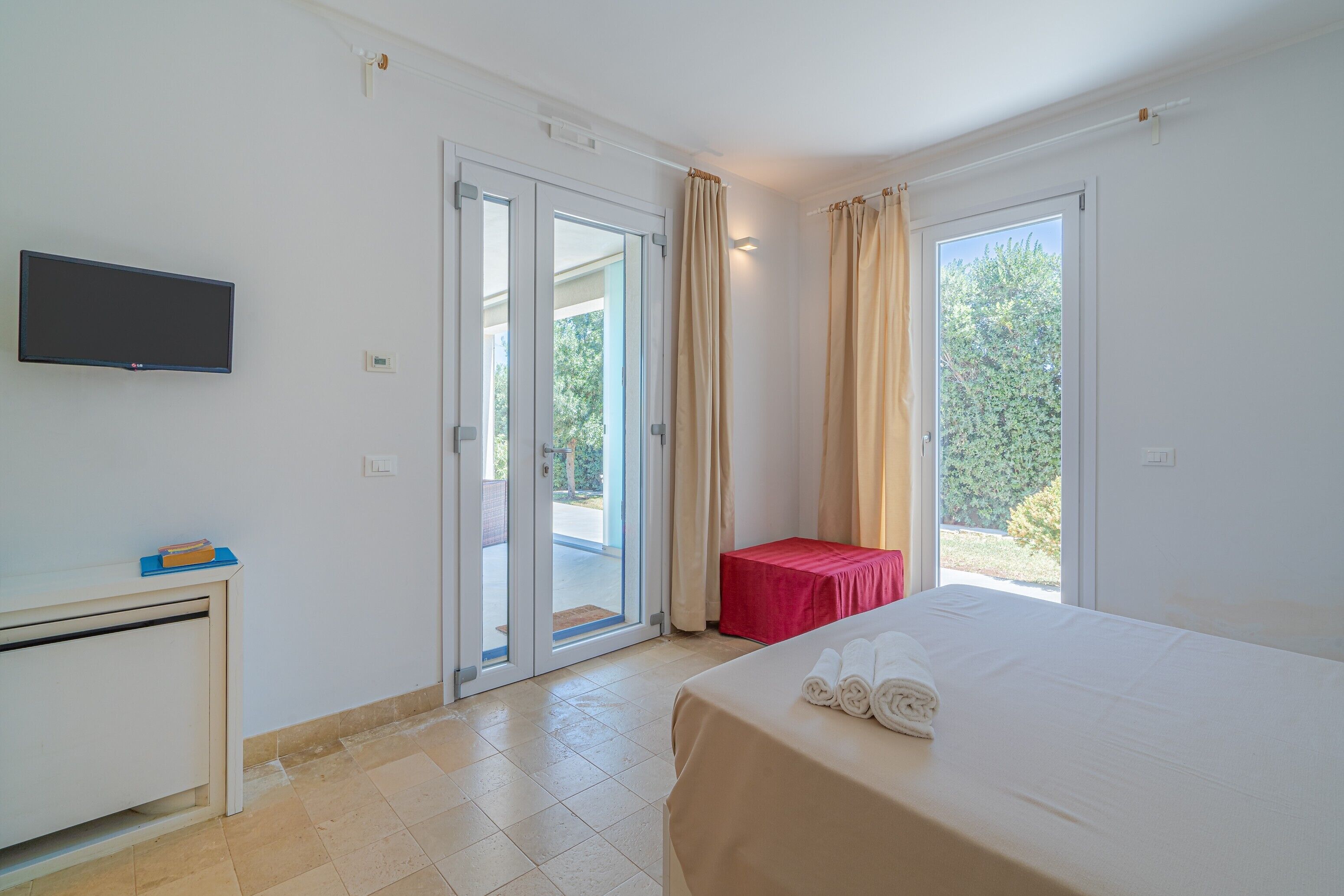 4 bedrooms, desk, iron/ironing board, free WiFi