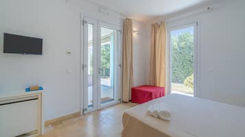 4 bedrooms, desk, iron/ironing board, free WiFi