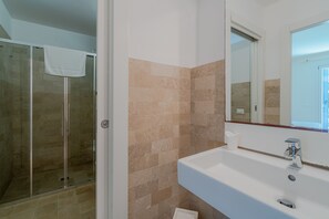 Shower, free toiletries, hair dryer, towels - Villa 'Melus Maris' with Sea View, Pool, Garden, Terrace & Wi-Fi (Siracusa)