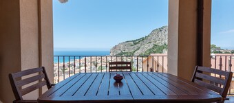 Modern Apartment with Sea View, Wi-Fi and Air Conditioning