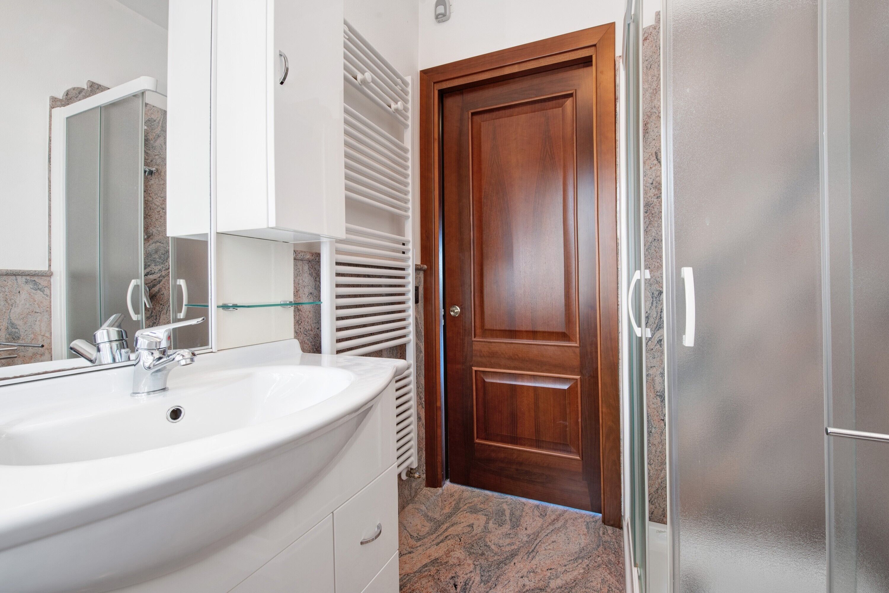 Badewanne, kostenlose Toilettenartikel, Haartrockner