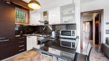 Kühlschrank, Mikrowelle, Ofen, Herdplatte