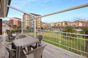 Outdoor dining - Holiday Home 'Il Gattino Di Porto Appartamento 5' with Shared Pool, Wi-Fi and Air Conditioning (Imperia)