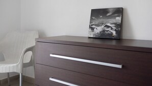 Un aparador de madera oscura con un marco de fotos encima.