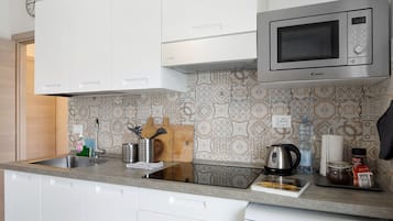 Fridge, microwave, stovetop, coffee/tea maker