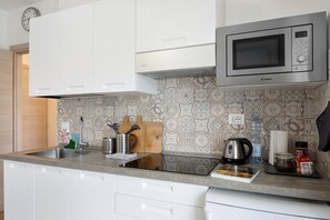 Fridge, microwave, stovetop, coffee/tea maker - Holiday Home 'Il Gattino Di Porto Appartamento 5' with Shared Pool, Wi-Fi and Air Conditioning (Imperia)