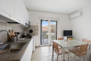 Fridge, microwave, stovetop, coffee/tea maker - Holiday Home 'Il Gattino Di Porto Appartamento 5' with Shared Pool, Wi-Fi and Air Conditioning (Imperia)