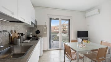 Réfrigérateur, micro-ondes, plaque de cuisson, cafetiÚre/bouilloire