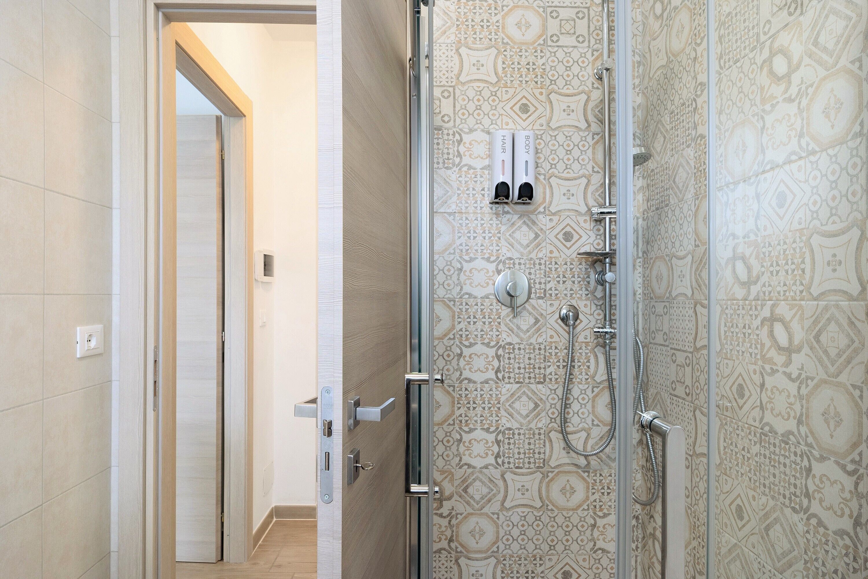 Shower, hair dryer, towels