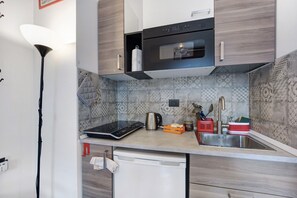 Fridge, microwave, stovetop, coffee/tea maker